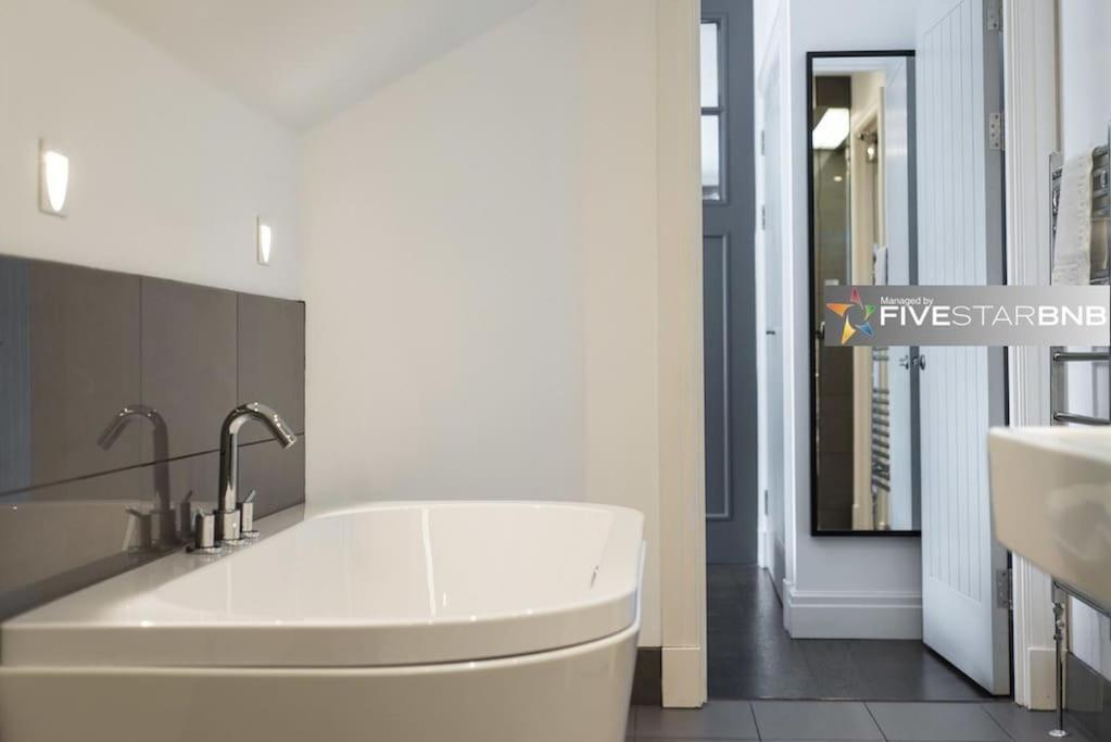Cool Urban Apartment With Stunning Castle Views Edinburgh Exterior photo