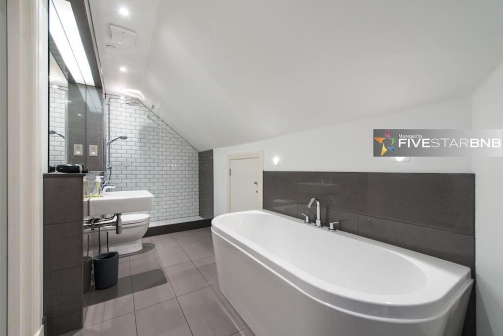 Cool Urban Apartment With Stunning Castle Views Edinburgh Exterior photo