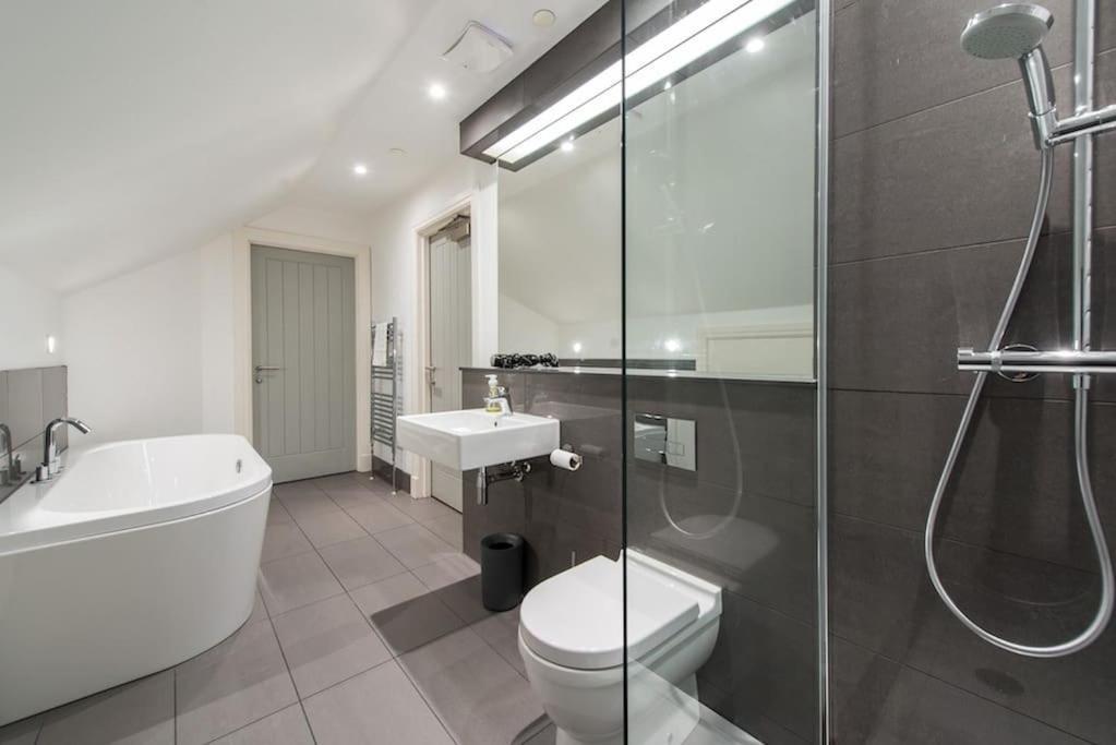 Cool Urban Apartment With Stunning Castle Views Edinburgh Exterior photo