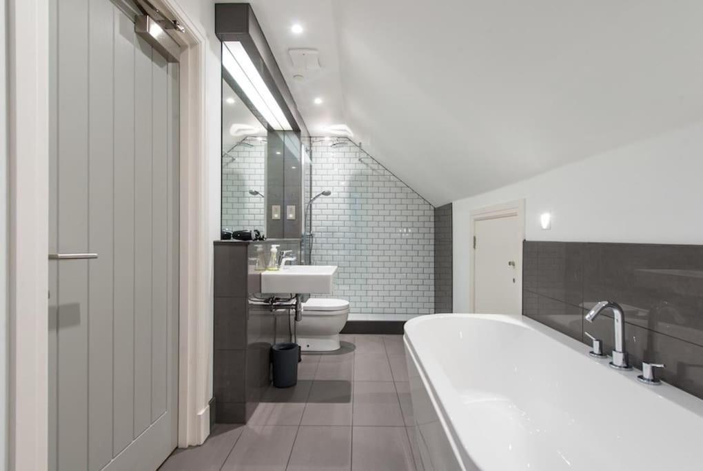 Cool Urban Apartment With Stunning Castle Views Edinburgh Exterior photo