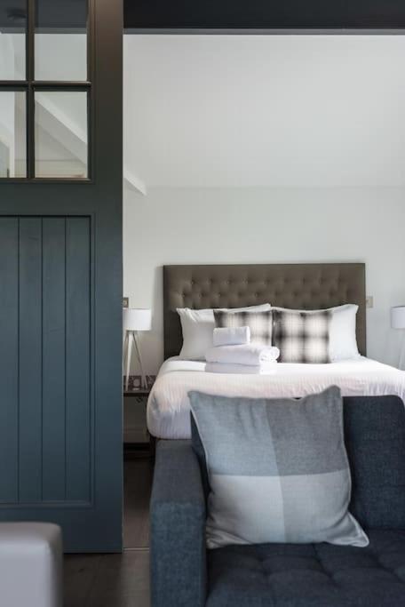 Cool Urban Apartment With Stunning Castle Views Edinburgh Exterior photo