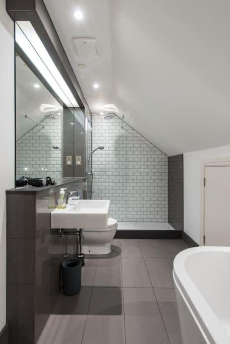 Cool Urban Apartment With Stunning Castle Views Edinburgh Exterior photo